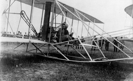 Thomas Selfridge i Orville Wright tuż przed startem do lotu – śmiertelnego w skutkach dla Selfridge’