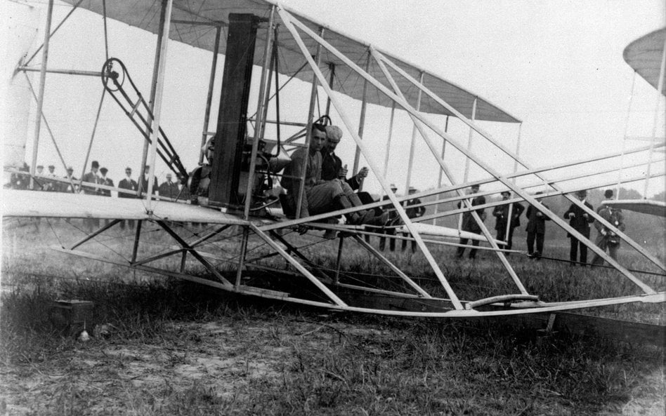 Thomas Selfridge i Orville Wright tuż przed startem do lotu – śmiertelnego w skutkach dla Selfridge’