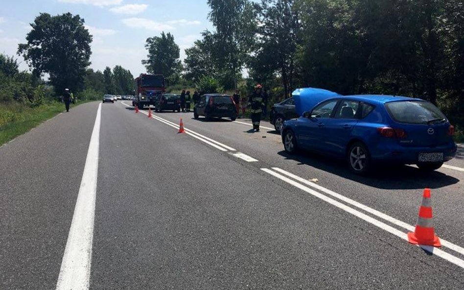 W Zwierzyńcu w świętokrzyskim zderzyły się cztery auta, bo kierowca jednego z nich przepuszczał boci