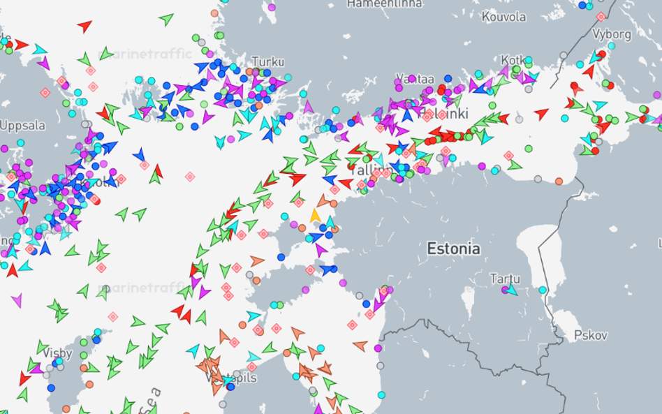 Mapa z serwisu Marine Traffic pokazuje ruch statków w Zatoce Fińskiej