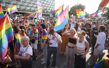 W krakowskim Marszu Równości bierze udział ok. pięciu tysięcy osób.