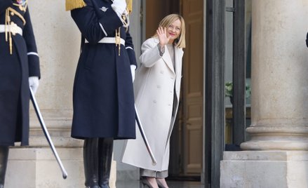 Giorgia Meloni przed Pałacem Elizejskim w drodze na spotkanie europejskich liderów (17 lutego 2025 r