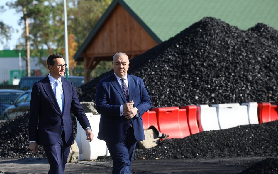 Premier Mateusz Morawiecki  i wicepremier, minister aktywów państwowych Jacek Sasin przed konferencj