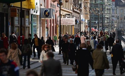 Świdnicka, początek XXI wieku. Po prawej – niecały wiek wcześniej