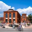 Łodź, dziedziniec centrum handlowego Manufaktura. Fot. shutterstock