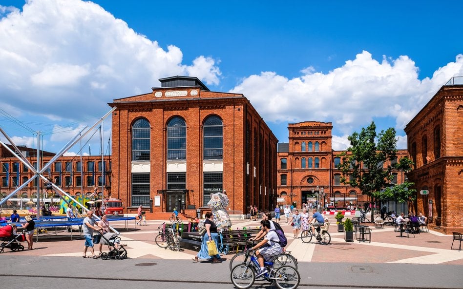 Łodź, dziedziniec centrum handlowego Manufaktura. Fot. shutterstock