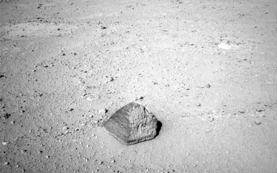 Curiosity zbada ciemną skałę przypominającej kształtem staroegipskie grobowce