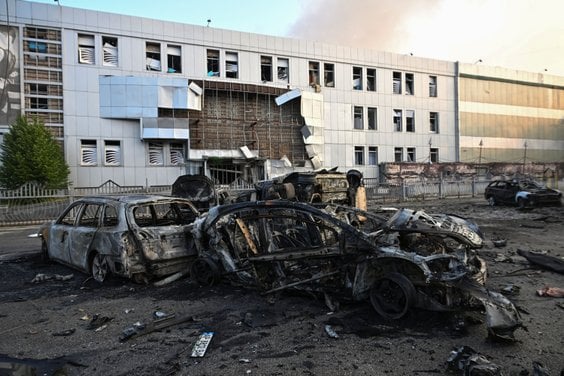 Zaporozhye. Vernielde auto's en beschadigd winkelcentrum, foto van 14 juni.