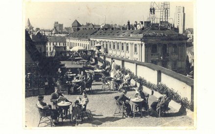 We wspomnieniach ludzi przedwojennych Dom Towarowy Braci Jabłkowskich, było to miejsce luksusowe.