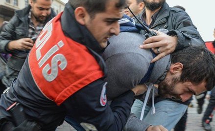 Stambuł Protest przeciwko aresztowaniu posłów HDP.