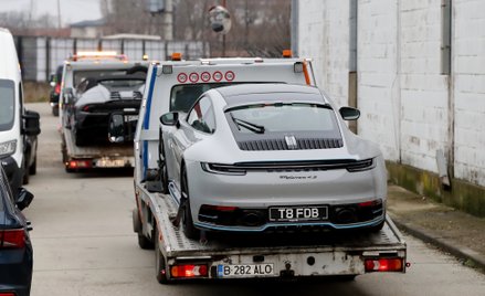 Policja skonfiskowała luksusowe auta  Andrew Tate'a, którymi mizogin przechwalał się przed Gretą Thu