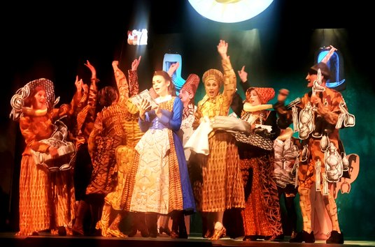 Scena zbiorowa (Joanna Rybka- Sołtysiak- Bell w środku w niebieskim)