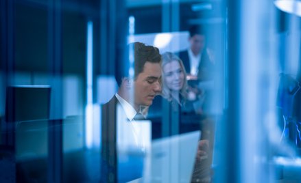 Białe kołnierzyki na celowniku algorytmów. Przetasowanie na rynku pracy