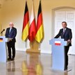 Prezydent Andrzej Duda (P) i prezydent Niemiec Frank-Walter Steinmeier (L) podczas spotkania z przed