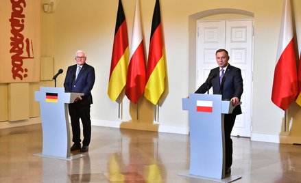 Prezydent Andrzej Duda (P) i prezydent Niemiec Frank-Walter Steinmeier (L) podczas spotkania z przed