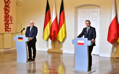 Prezydent Andrzej Duda (P) i prezydent Niemiec Frank-Walter Steinmeier (L) podczas spotkania z przed