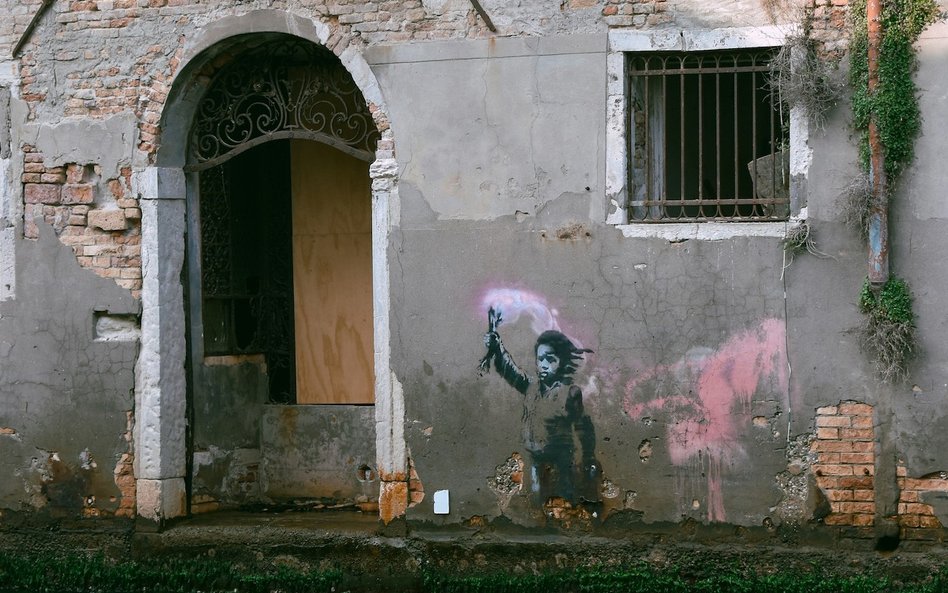 Mural Banksy'ego znajduje się na fasadzie Palazzo San Pantalon w Wenecji.