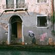 Mural Banksy'ego znajduje się na fasadzie Palazzo San Pantalon w Wenecji.
