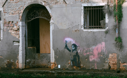 Mural Banksy'ego znajduje się na fasadzie Palazzo San Pantalon w Wenecji.