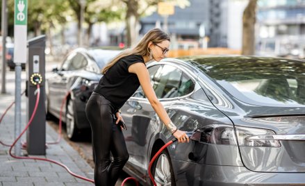 Ładowanie samochodu elektrycznego