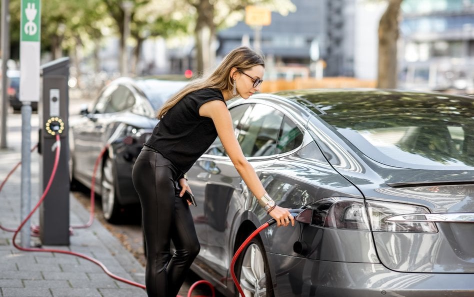 Ładowanie samochodu elektrycznego