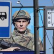 Plakat przedstawiający rosyjskiego żołnierza na ulicy w Moskwie