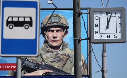 Plakat przedstawiający rosyjskiego żołnierza na ulicy w Moskwie
