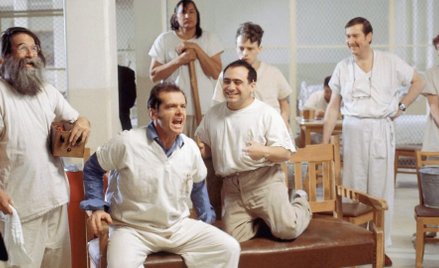 „Lot nad kukułczym gniazdem”: Wolność w kaftanie normy