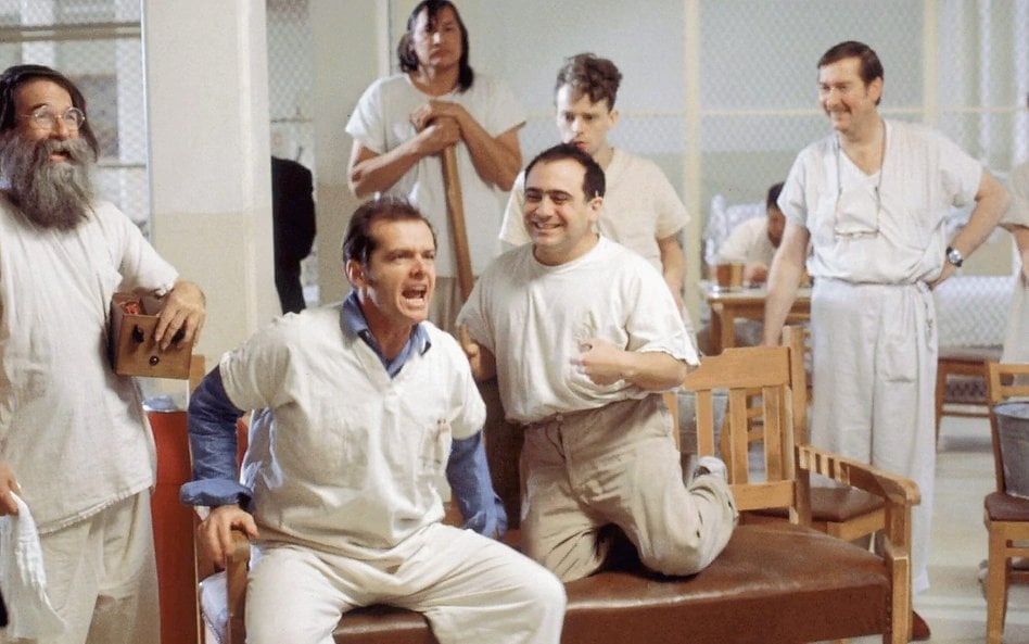 „Lot nad kukułczym gniazdem”: Wolność w kaftanie normy