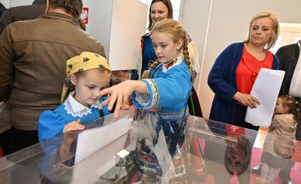 Wybory samorządowe 2024. Głosowanie w lokalu wyborczym w Głuchowie