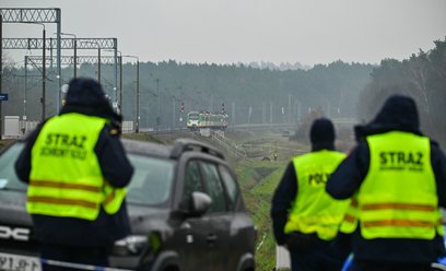 Ktoś celowo podłożył ładunek wybuchowy na szlaku kolejowym, który uszkodził fragment torowiska na tr