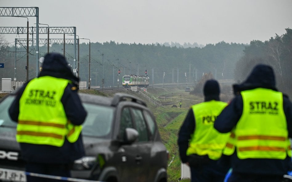 Ktoś celowo podłożył ładunek wybuchowy na szlaku kolejowym, który uszkodził fragment torowiska na tr