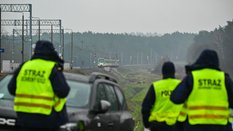 Działania służb przy zniszczonym fragmencie torowiska na trasie Dęblin-Warszawa