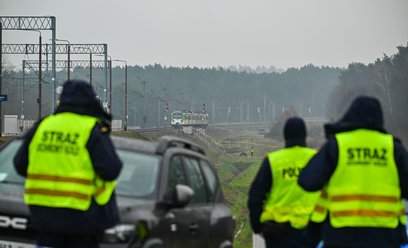 Działania służb przy zniszczonym fragmencie torowiska na trasie Dęblin-Warszawa