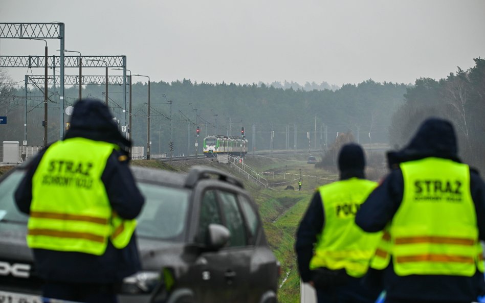 Działania służb przy zniszczonym fragmencie torowiska na trasie Dęblin-Warszawa