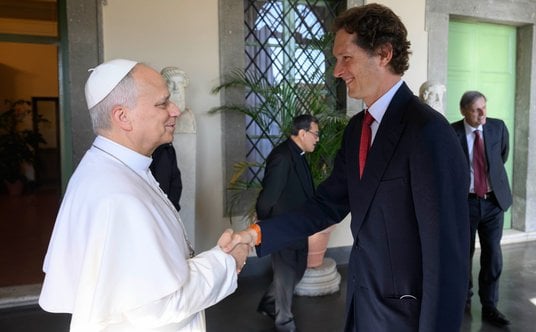 Papież Leon XIV wraz z Johnem Elkannem