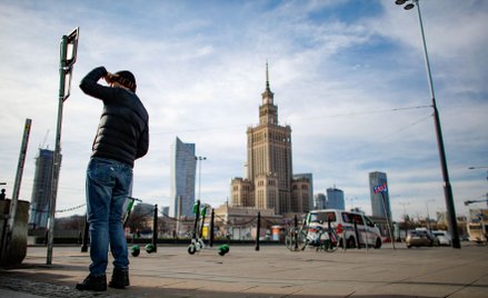 Starszemu pokoleniu wydaje się, że musi bronić młodsze, a młodsze tej obrony wcale nie chce