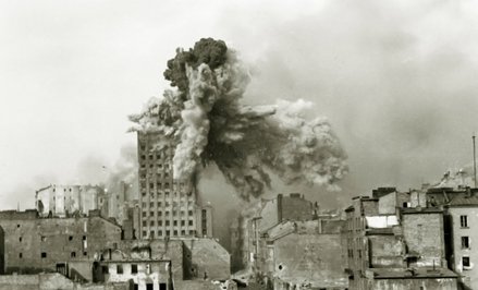 1 sierpnia 1944 r. biało-czerwoną flagę na dachu zdobytego przez powstańców Prudentialu umieścił pch