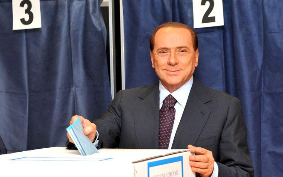 Premier Silvio Berlusconi przy urnie wyborczej