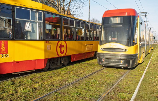 Maty rozchodnikowo-ziołowe są instalowane na torowiskach w ciągu ulic Rembielińskiej i Matki Teresy 