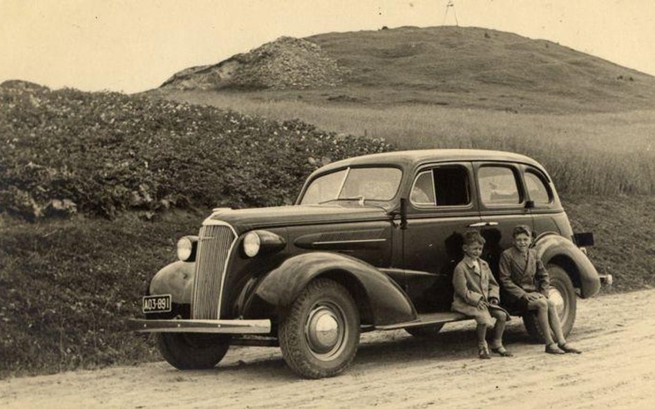 Chevrolet z warszawskiej montowni z 1937 roku. Auto ma stołeczną rejestrację