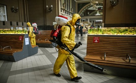 Dezynfekowanie dworca kolejowego w Moskwie