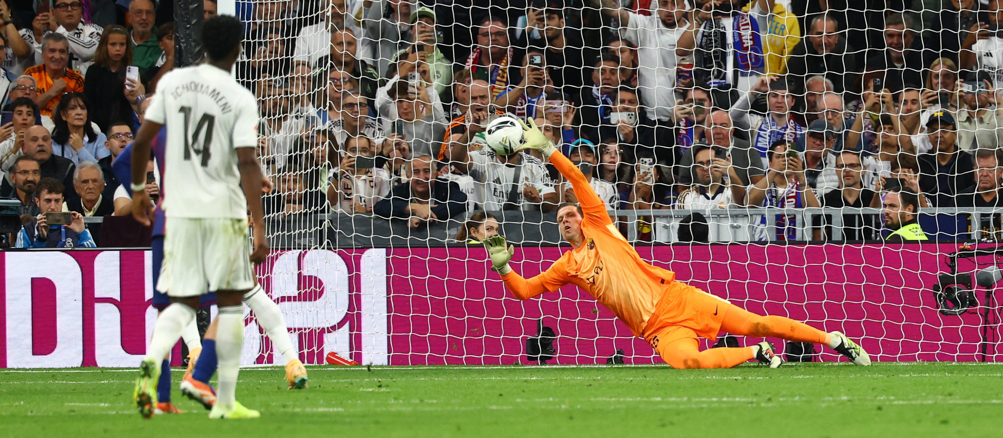 El Clasico. Wojciech Szczęsny obronił rzut karny, ale punkty zostają w Madrycie