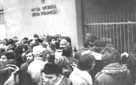 Atmosfera w Polsce była napięta, przez miasta przetaczały się demonstracje żądające poprawy zaopatrz