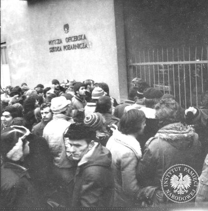 Atmosfera w Polsce była napięta, przez miasta przetaczały się demonstracje żądające poprawy zaopatrz