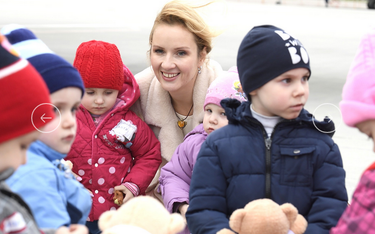 Rosyjska Rzeczniczka Praw Dziecka Maria Lwowa-Biełowa z dziećmi z domów dziecka wywiezionymi z obwod