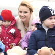 Rosyjska Rzeczniczka Praw Dziecka Maria Lwowa-Biełowa z dziećmi z domów dziecka wywiezionymi z obwod
