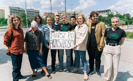 Młodzi ponad podziałami. Konferencja na placu Na Rozdrożu, skąd ruszał marsz Donalda Tuska, zorganiz