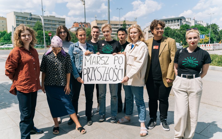 Młodzi ponad podziałami. Konferencja na placu Na Rozdrożu, skąd ruszał marsz Donalda Tuska, zorganiz