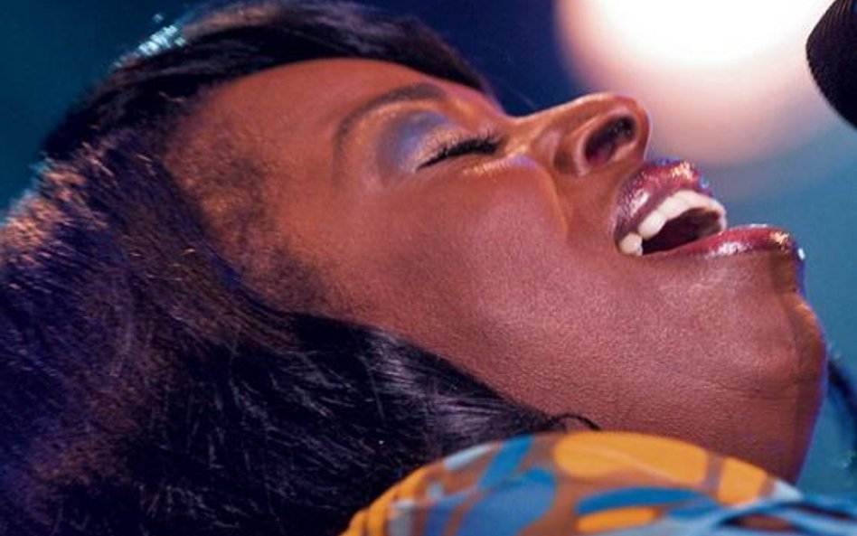 Gust Angie Stone ewoluował u boku doświadczonych twórców. Śpiewała u electrofunkowego Mantronix, tow